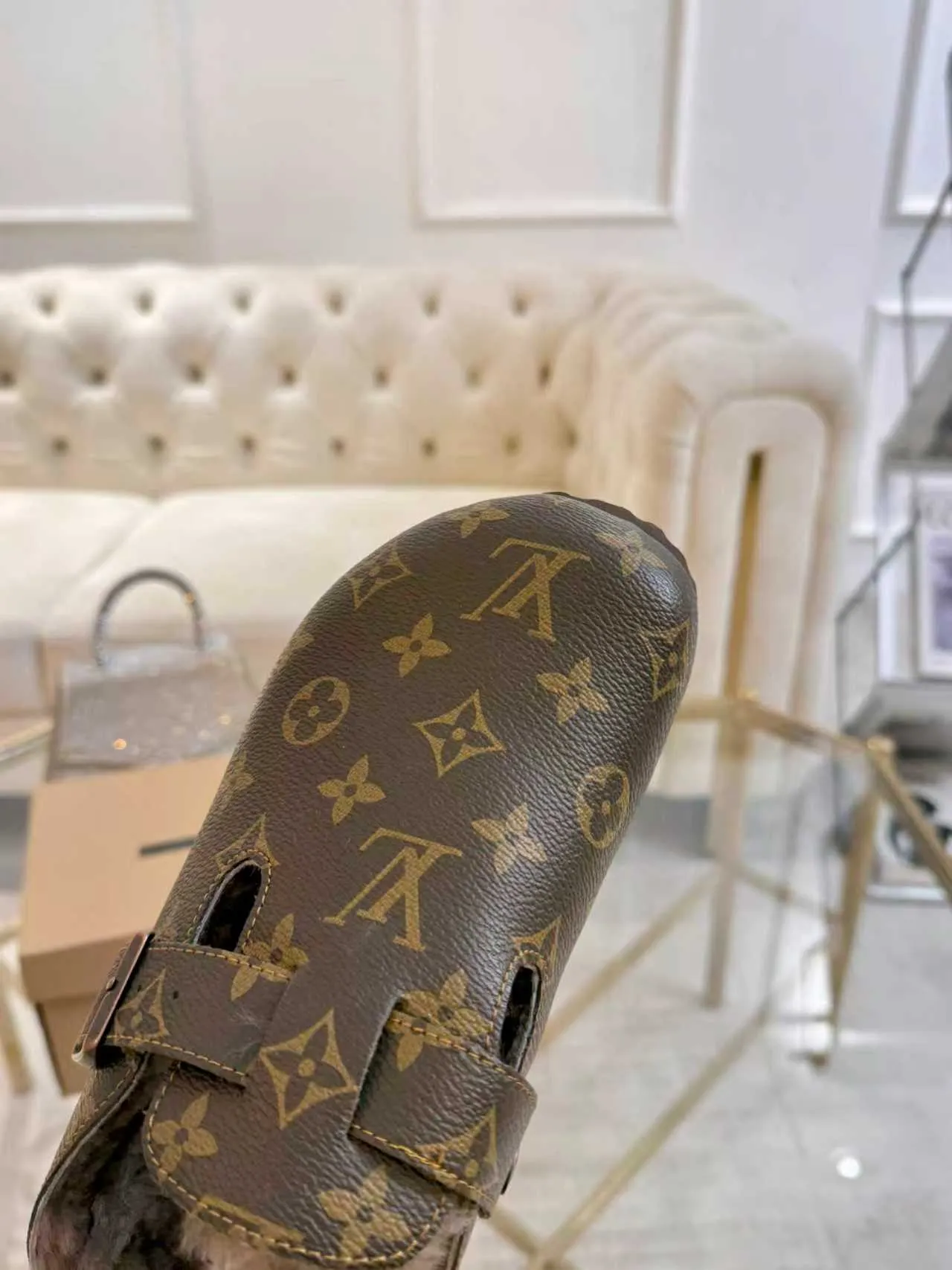 p600🐮🐮 LV wool slippers for couples｜Even the toes exude a sense of luxury ✨ For this pair of LV classic Birkenstock slippers, we have achieved the ultimate restoration of the "higher version", with the mark of luxury in every detail. 👫 ▫️ Original jacquard with delicate cowhide leather, retro texture is at your fingertips; ▫️ 100% pure wool lining, wearing barefoot is like stepping on clouds, skin-friendly, breathable and not sweaty; ▫️ Three-dimensional toe cap + non-slip rubber sole, safe and secure when walking in the wind. The belt buckle and presbyopia elements are embellished, revealing the aura of a big-name brand in a low-key manner. Whether it is on a date or out on the street, every step is like walking in the middle of a show. Pair it with jeans for a lazy and casual look; with a coat and skirt, it will look elegant. With one pair of shoes, you can easily switch between multiple styles, and you never have to be deliberate about the sense of luxury. #LVcouples #high-endwear #lightluxurylife #quality recommendation Fabric: classic presbyopia/imported sheepskin/classic jacquard fabric Lining: imported wool lining Sole: original rubber sole Size: Female 35-41 Male 38-46